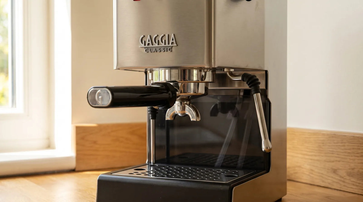 Gaggia Classic E24 mit eingespanntem Siebträger bei der Rückwäsche