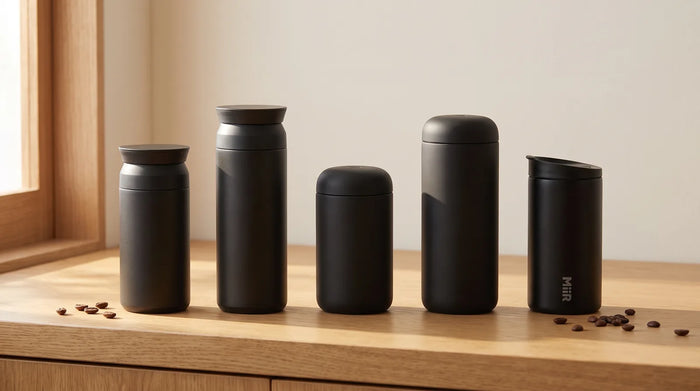 Kinto Travel Tumbler 350 und 500 ml, Fellow Carter Move 355 und 473 ml und MiiR Flip Traveler nebeneinander