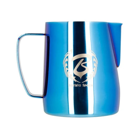 Barista Space Milchkanne 350 ml in Blue / Rainbow (mehrfarbig schimmerndes Blau), Frontalansicht mit Logo