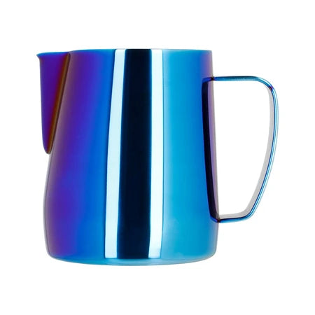 Barista Space Milchkanne 350 ml in Blue / Rainbow (mehrfarbig schimmerndes Blau), Seitenansicht