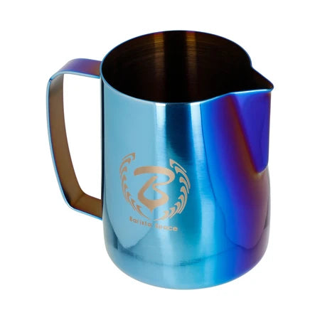 Barista Space Milchkanne 600 ml, Farbe Blue / Rainbow – Schrägansicht mit Ausguss
