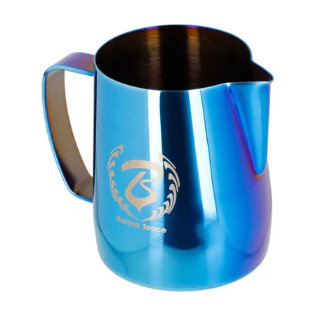 Barista Space Milchkanne 350 ml in Blue / Rainbow (mehrfarbig schimmerndes Blau), Ansicht von der Tüllenseite