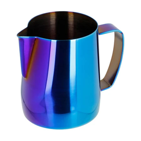 Barista Space Milchkanne 350 ml in Blue / Rainbow (mehrfarbig schimmerndes Blau), Ansicht von der Henkelseite