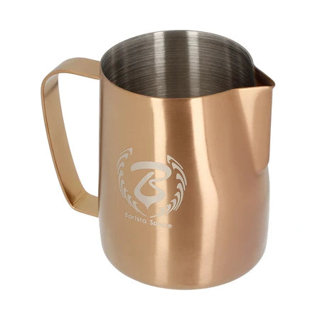 Barista Space Milchkanne 600 ml, Farbe Copper – Schrägansicht mit Ausguss