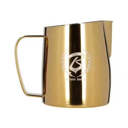 Barista Space Milchkanne 450 ml 2.0 in Golden, Seitenansicht mit Ausguss und Griff