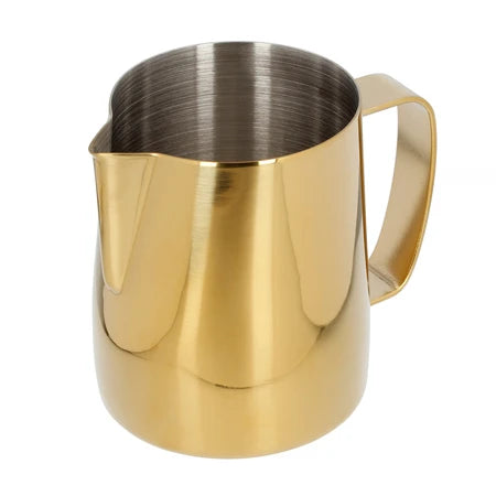 Barista Space Milchkanne 350 ml in Golden (glänzend Gold), Ansicht von der Henkelseite