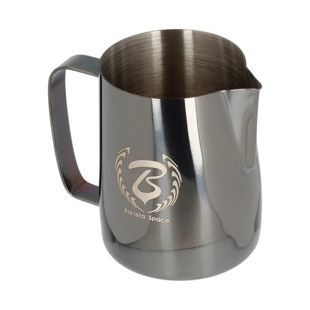 Barista Space Milchkanne 600 ml, Farbe Grey – Schrägansicht mit Ausguss