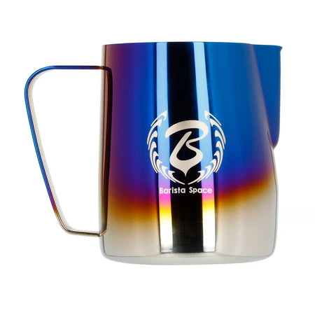 Barista Space Milchkanne 600 ml, Farbe Half Blue – Frontalansicht mit Logo