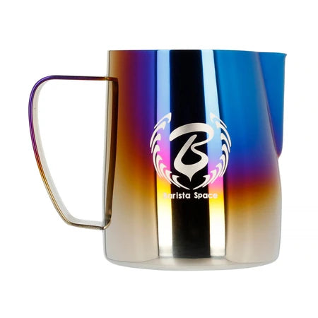 Barista Space Milchkanne 350 ml in Half Blue (Blau-Gold-Farbverlauf), Frontalansicht mit Logo