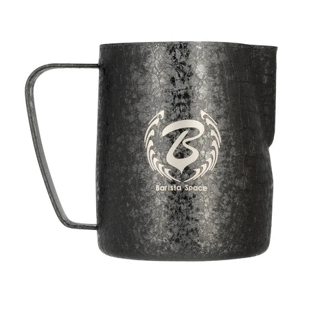 Barista Space Milchkanne 600 ml, Farbe Ice Grain Black – Frontalansicht mit Logo