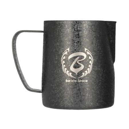 Barista Space Milchkanne 350 ml in Ice Grain Black (Schwarz mit Eiskristall-Textur), Frontalansicht mit Logo