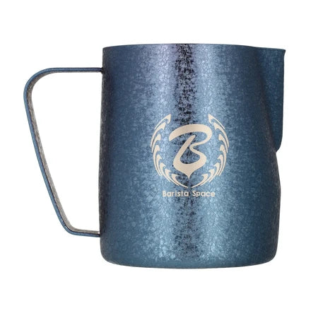 Barista Space Milchkanne 600 ml, Farbe Ice Grain Blue – Frontalansicht mit Logo