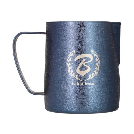 Barista Space Milchkanne 350 ml in Ice Grain Blue (Blau mit Eiskristall-Textur), Frontalansicht mit Logo