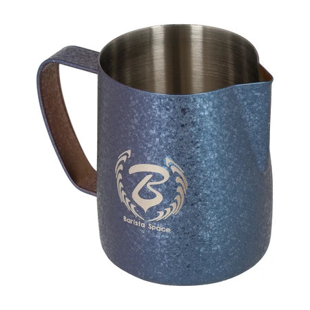 Barista Space Milchkanne 350 ml in Ice Grain Blue (Blau mit Eiskristall-Textur), Seitenansicht