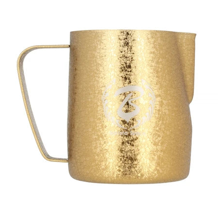 Barista Space Milchkanne 600 ml, Farbe Ice Grain Golden – Frontalansicht mit Logo
