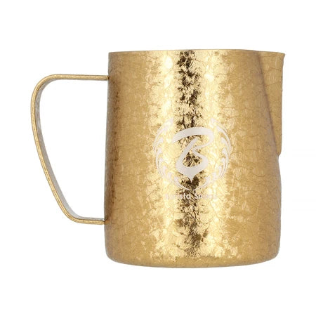 Barista Space Milchkanne 350 ml in Ice Grain Golden (Gold mit Eiskristall-Textur), Frontalansicht mit Logo