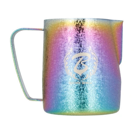 Barista Space Milchkanne 600 ml, Farbe Ice Grain Rainbow – Frontalansicht mit Logo