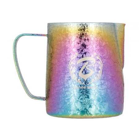 Barista Space Milchkanne 350 ml in Ice Grain Rainbow (mehrfarbig mit Eiskristall-Textur), Frontalansicht mit Logo