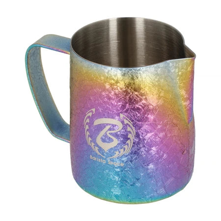 Barista Space Milchkanne 350 ml in Ice Grain Rainbow (mehrfarbig mit Eiskristall-Textur), Seitenansicht