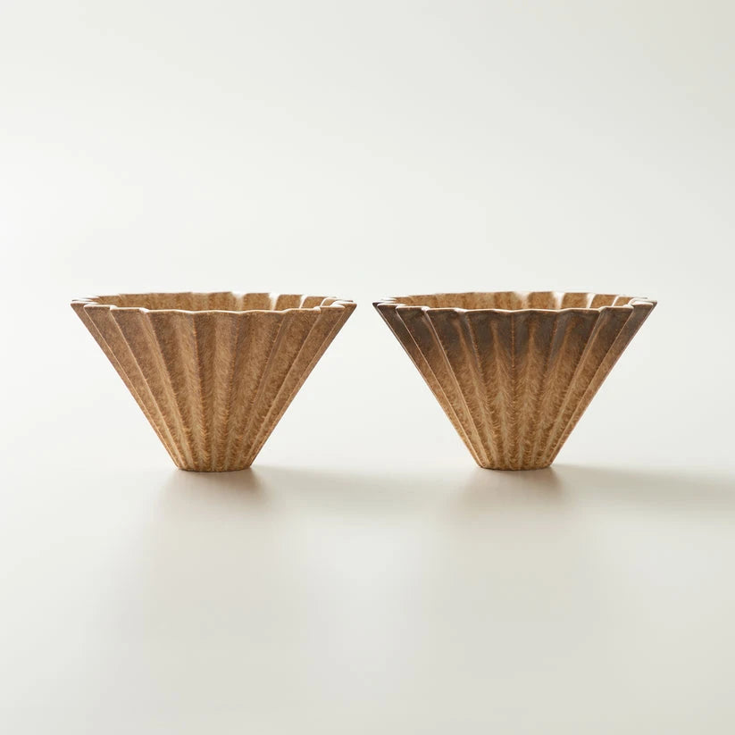 Origami Dripper S Rinko Limited Edition – zwei Dripper nebeneinander, jedes Stück mit eigener Glasur – Barista Delight