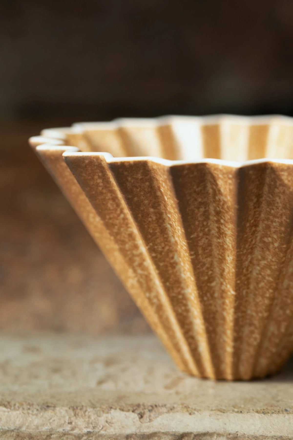 Origami Dripper S Rinko Limited Edition – Nahaufnahme der Glasur auf Steinsockel – Barista Delight