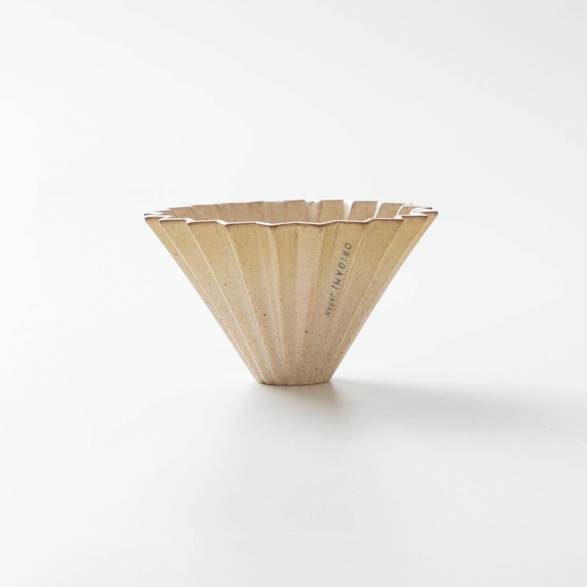 Origami Dripper S Sabi Limited Edition – Seitenansicht vor hellem Hintergrund – Barista Delight