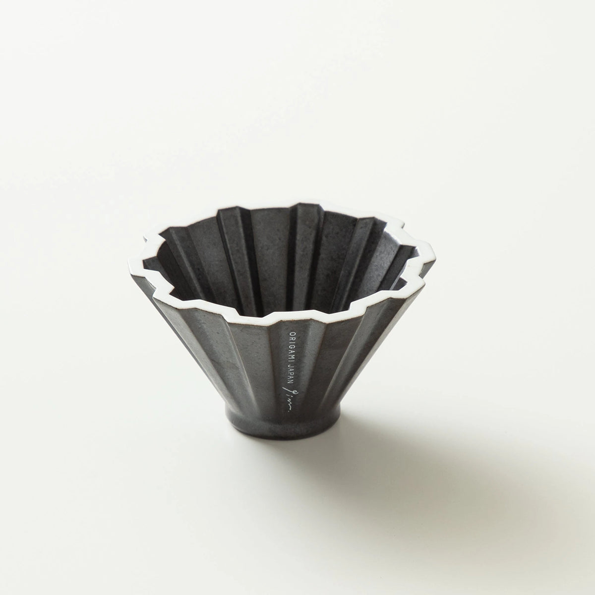 Origami Pinn Dripper Schwarz – Seitenansicht schräg von oben – Barista Delight