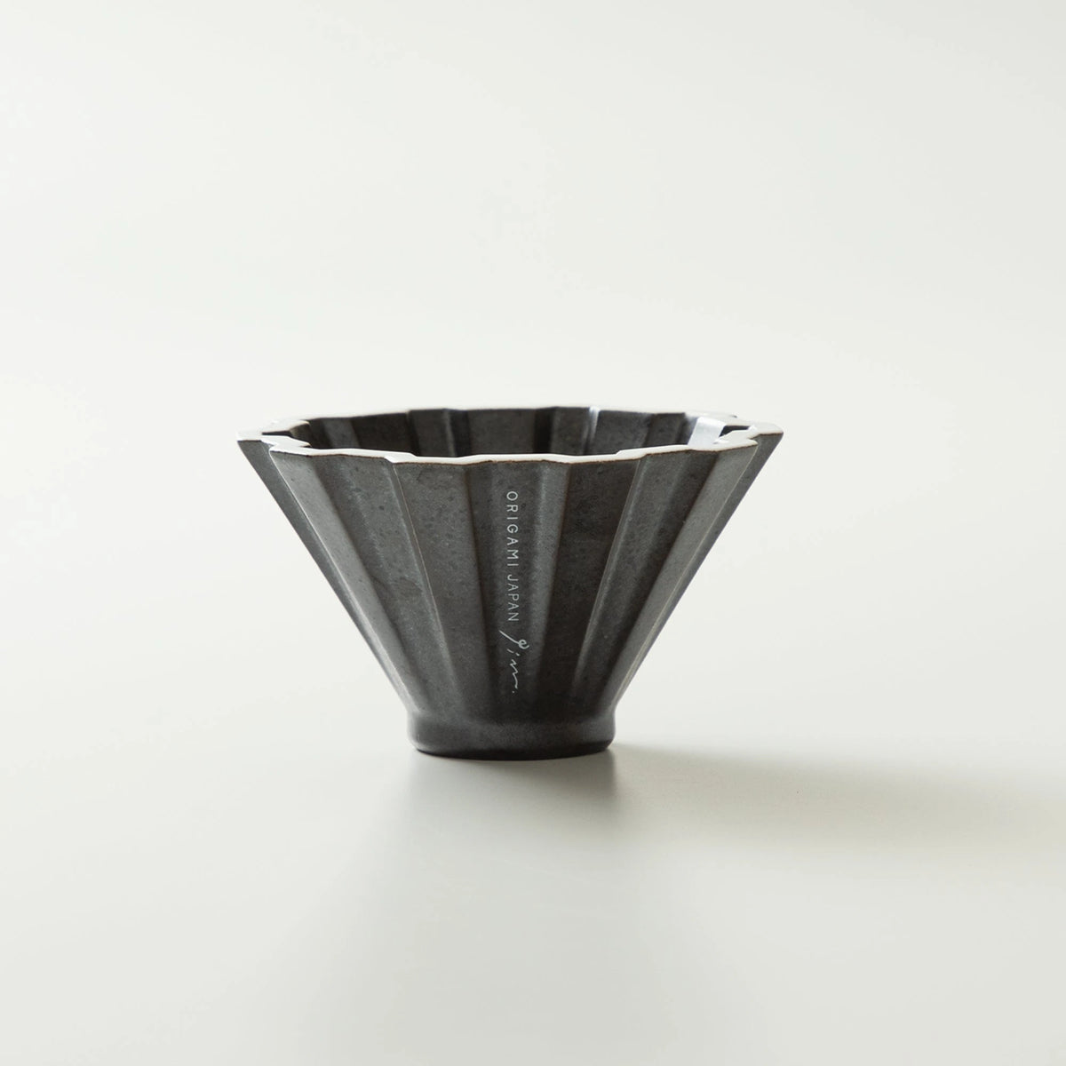 Origami Pinn Dripper Schwarz – Seitenansicht auf Augenhöhe – Barista Delight