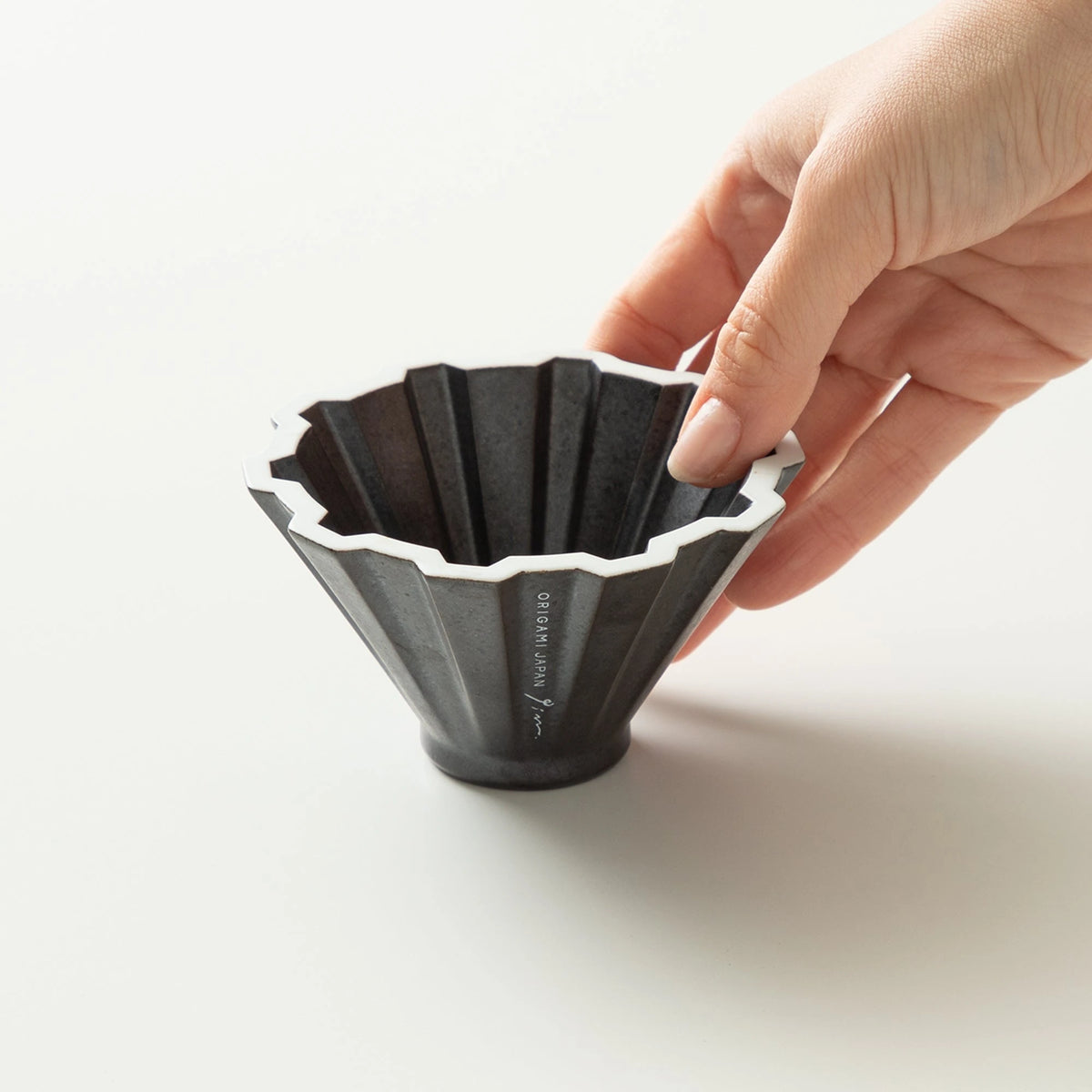 Origami Pinn Dripper Schwarz – in der Hand gehalten, Größenvergleich – Barista Delight