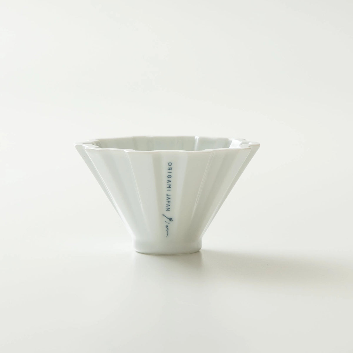 Origami Pinn Dripper Weiß – Seitenansicht auf Augenhöhe – Barista Delight