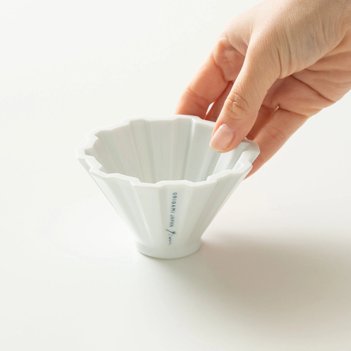 Origami Pinn Dripper Weiß – in der Hand gehalten, Größenvergleich – Barista Delight