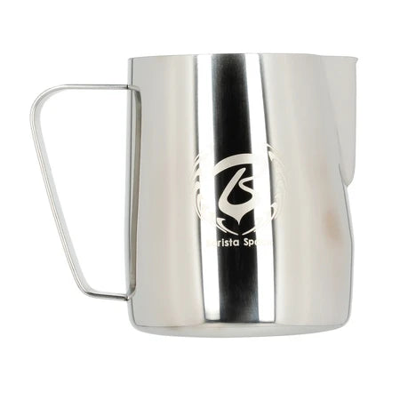 Barista Space Milchkanne 600 ml, Farbe Polished Silver – Frontalansicht mit Logo