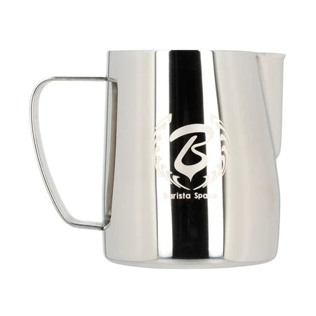 Barista Space Milchkanne 350 ml in Polished Silver (poliertes Silber), Frontalansicht mit Logo
