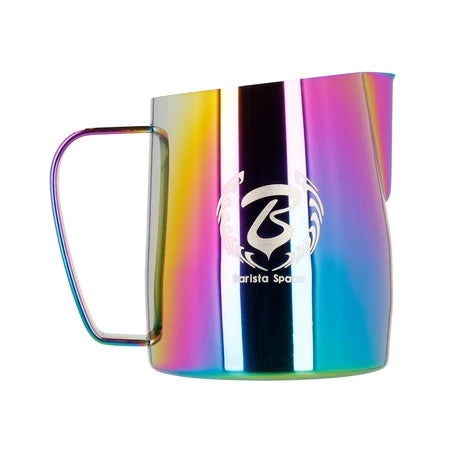 Barista Space Milchkanne 450 ml 2.0 in Rainbow, Seitenansicht mit irisierender Oberfläche