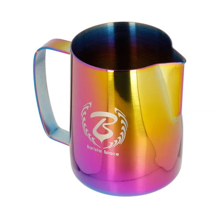 Barista Space Milchkanne 600 ml, Farbe Rainbow – Schrägansicht mit Ausguss