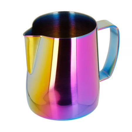 Barista Space Milchkanne 350 ml in Rainbow (mehrfarbig schimmernd (Regenbogen)), Ansicht von der Henkelseite
