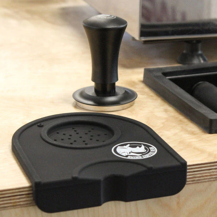 Rhino Coffee Gear Self-Levelling Tamper – 58 mm Schwarz mit Feder-Mechanik