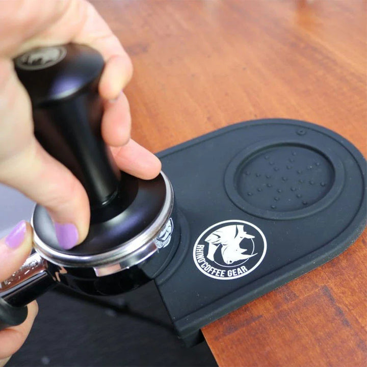 Rhino Coffee Gear Self-Levelling Tamper – 58 mm Schwarz mit Feder-Mechanik