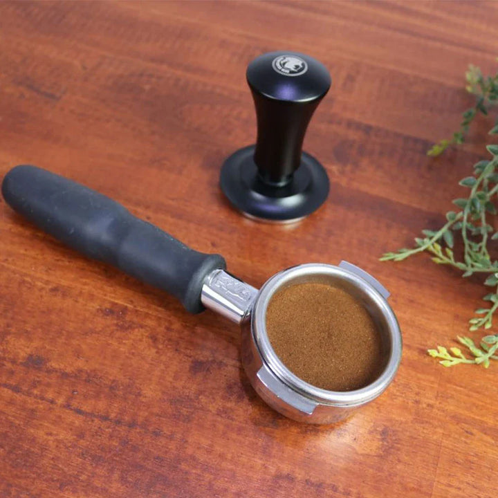 Rhino Coffee Gear Self-Levelling Tamper – 58 mm Schwarz mit Feder-Mechanik