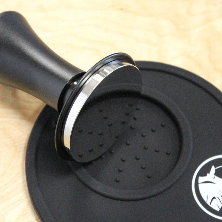 Rhino Coffee Gear Self-Levelling Tamper – 58 mm Schwarz mit Feder-Mechanik