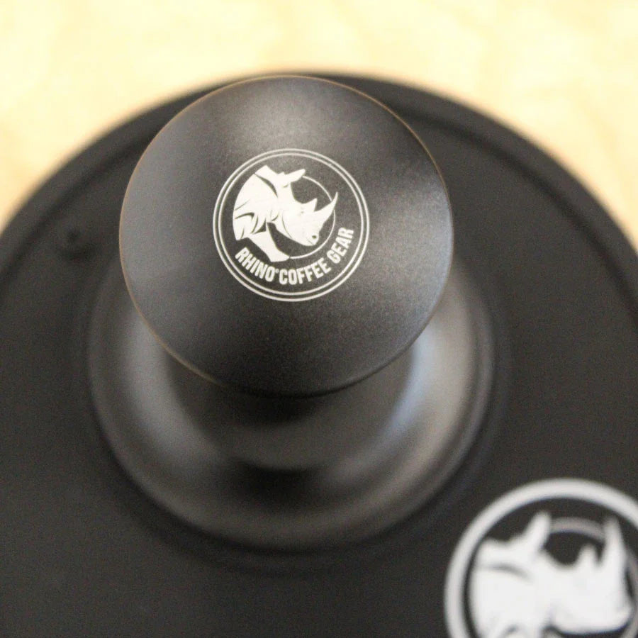 Rhino Coffee Gear Self-Levelling Tamper – 58 mm Schwarz mit Feder-Mechanik