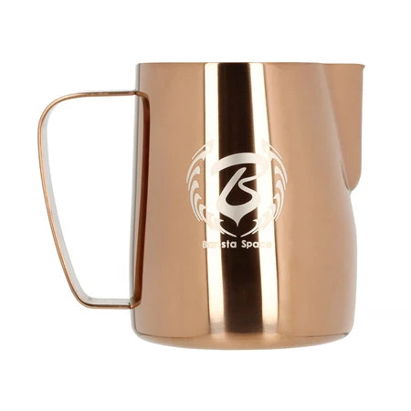 Barista Space Milchkanne 600 ml, Farbe Rose Golden – Frontalansicht mit Logo
