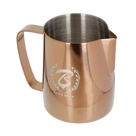 Barista Space Milchkanne 600 ml, Farbe Rose Golden – Schrägansicht mit Ausguss