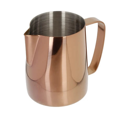 Barista Space Milchkanne 600 ml, Farbe Rose Golden – Schrägansicht von der anderen Seite