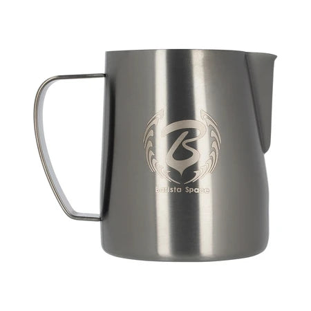 Barista Space Milchkanne 350 ml in Sandy Black (mattschwarz, sandgestrahlte Optik), Frontalansicht mit Logo