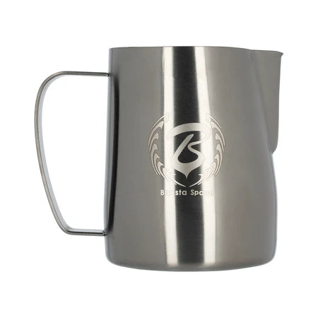 Barista Space Milchkanne 600 ml, Farbe Sandy Black – Frontalansicht mit Logo