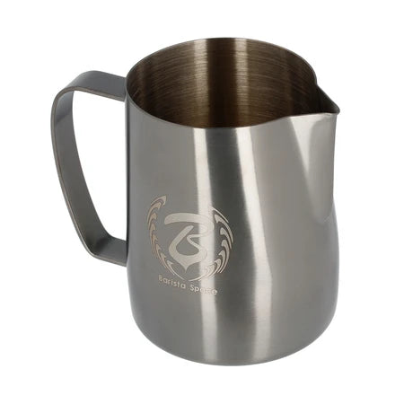 Barista Space Milchkanne 600 ml, Farbe Sandy Black – Schrägansicht mit Ausguss