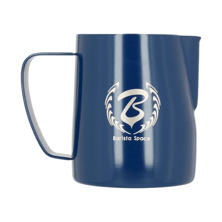 Barista Space Milchkanne 350 ml in Sandy Blue (mattblau, sandgestrahlte Optik), Frontalansicht mit Logo