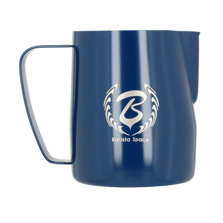 Barista Space Milchkanne 600 ml, Farbe Sandy Blue – Frontalansicht mit Logo
