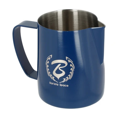 Barista Space Milchkanne 350 ml in Sandy Blue (mattblau, sandgestrahlte Optik), Seitenansicht